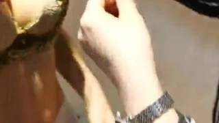 蛇吻淫荡妹妹把裤子剪了，骚逼漏出来。
