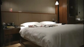 老夫妇和年轻夫妇在紧身裤中享受双重插入和肛交