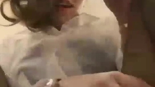 背叛你的伴侣?尝试与成熟的日本妻子进行三人行