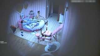 年轻的大学女孩在户外被公开操