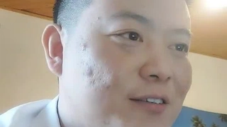 胸部小的棕发荡妇被精液覆盖