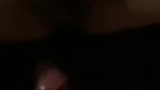 良家小少妇深夜撩骚，漏出两个大白兔，白嫩诱人听狼友指挥脱光玩逼，道具抽插蝴蝶骚穴，浪叫呻吟不要错过