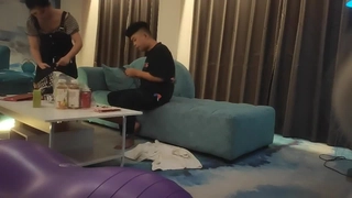 少女学生从她的朋友男友那里得到口交
