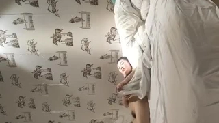 瘦弱的业余爱好者在公共场合被大鸡巴撑开她紧绷的阴道