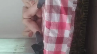 猪肉佬寻欢操巨乳女技师，揉着大奶掰骚穴，跪着深喉交，后入撞击奶子晃动