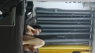 妈妈的小女孩脱光衣服,享受热辣的脱衣舞。