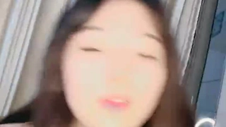 淘气的学生沉迷于近距离的女同性恋三人行