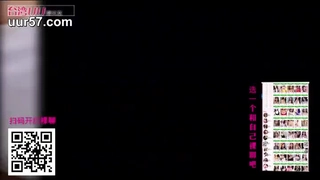 小伙边玩牌边享受小母狗口交