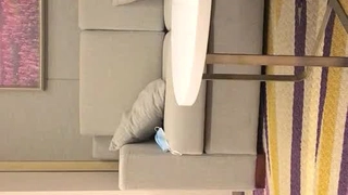 业余少女在宿舍房间里口交并接受射精