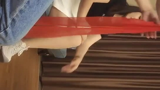 大鸡巴继父在他们合租的床上与继女做爱