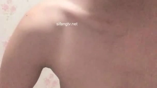 极品美少妇【智者不入爱河】木瓜奶大乳晕，偷偷露奶子，小骚货玩得真是花，真刺激